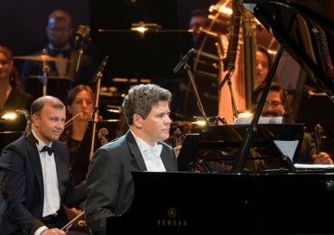 И классика, и джаз: в Кремлевском Дворце прошел концерт Дениса Мацуева